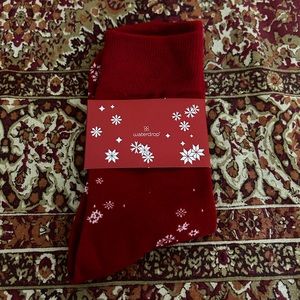 NWT Waterdrop Holiday Red + White Snowflake socks
